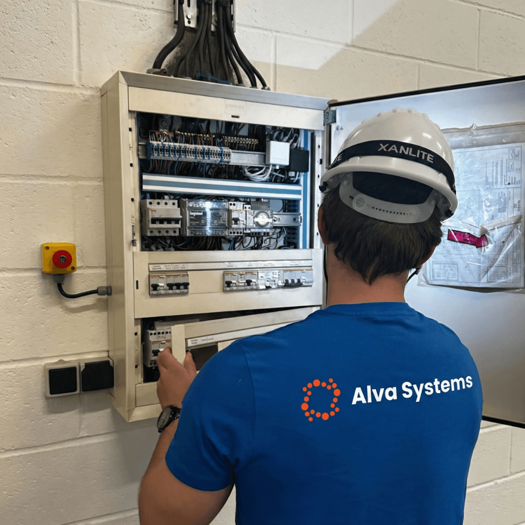 Técnico de Alva interviniendo sobre un cuadro eléctrico en obra